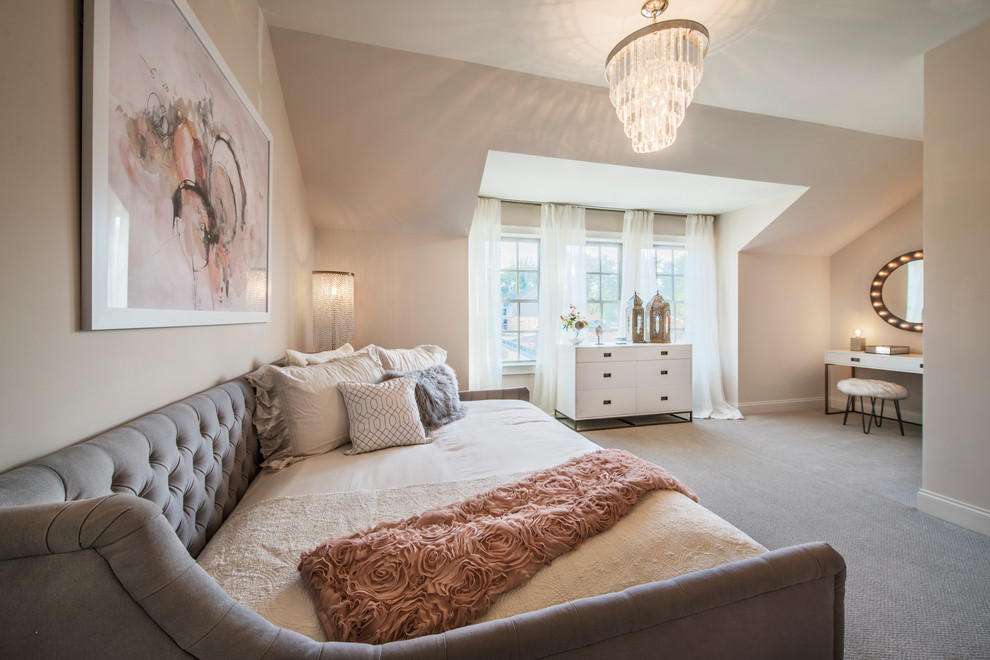Imagen de dormitorio clásico con paredes beige, moqueta y suelo gris