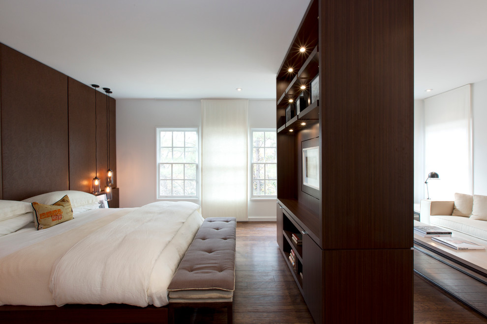 Aménagement d'une grande chambre parentale contemporaine avec un mur blanc et un sol en bois brun.