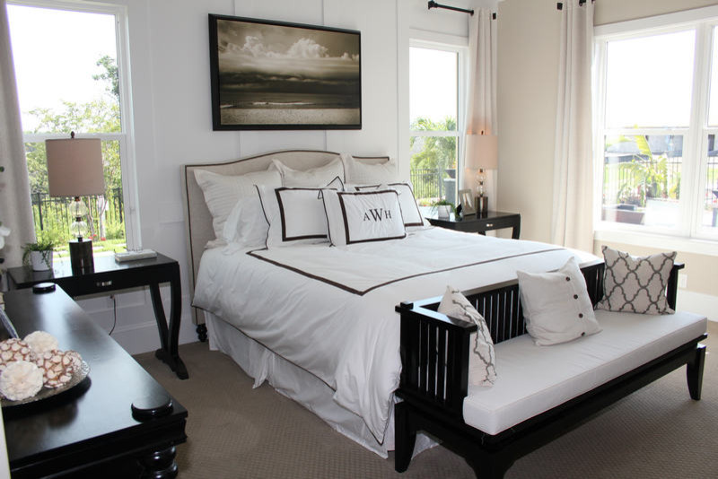 Diseño de dormitorio principal clásico pequeño con paredes blancas y moqueta