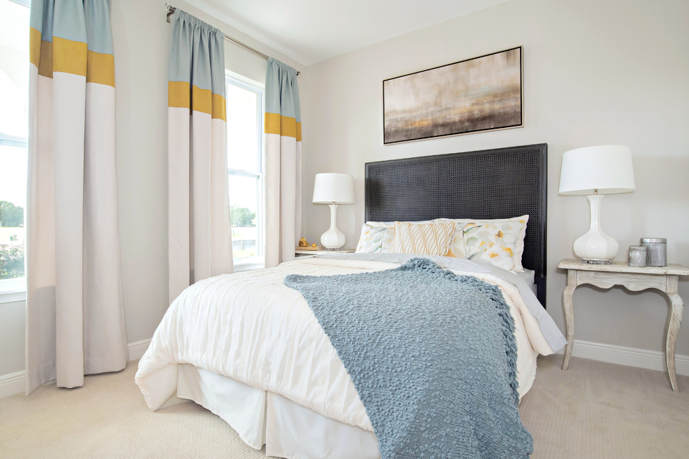 Maritimes Schlafzimmer mit beiger Wandfarbe und Teppichboden in Orlando