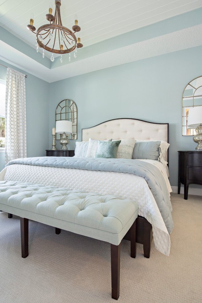 Diseño de dormitorio clásico renovado con paredes beige
