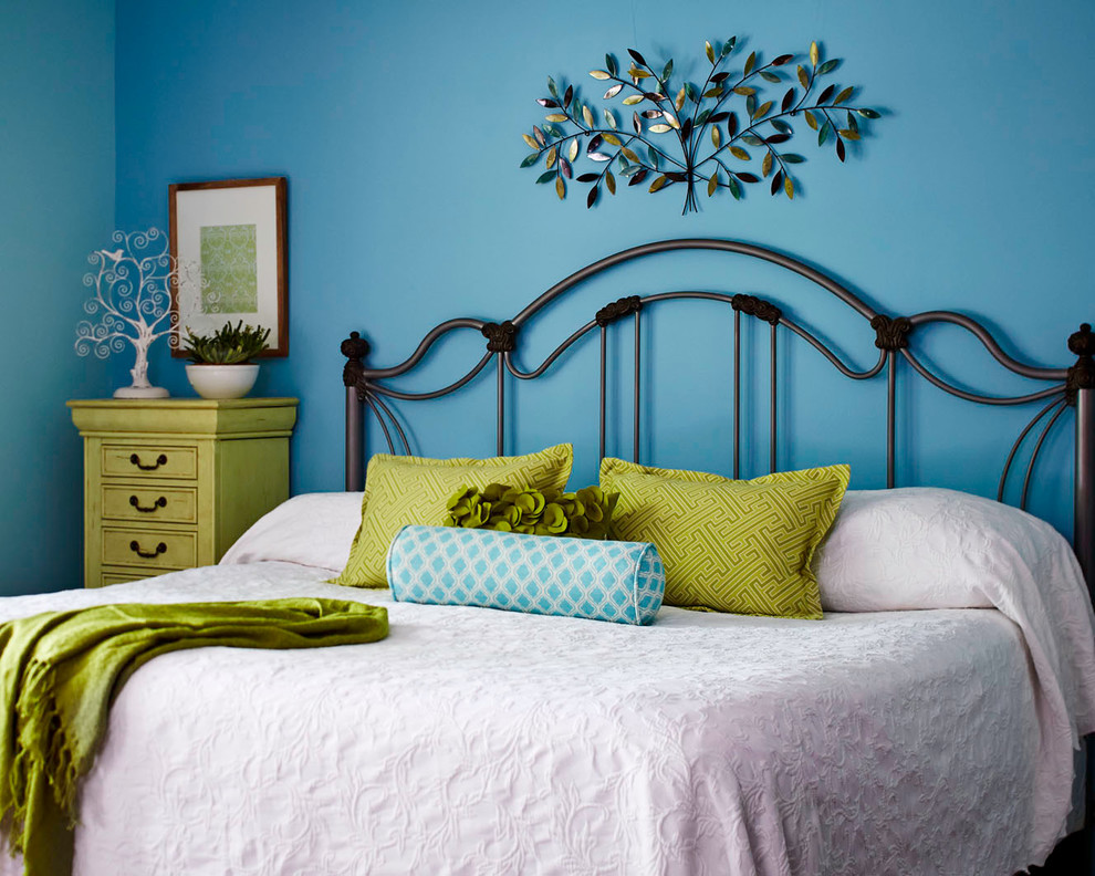 他の地域にある中くらいなエクレクティックスタイルのおしゃれな主寝室 (青い壁、カーペット敷き)