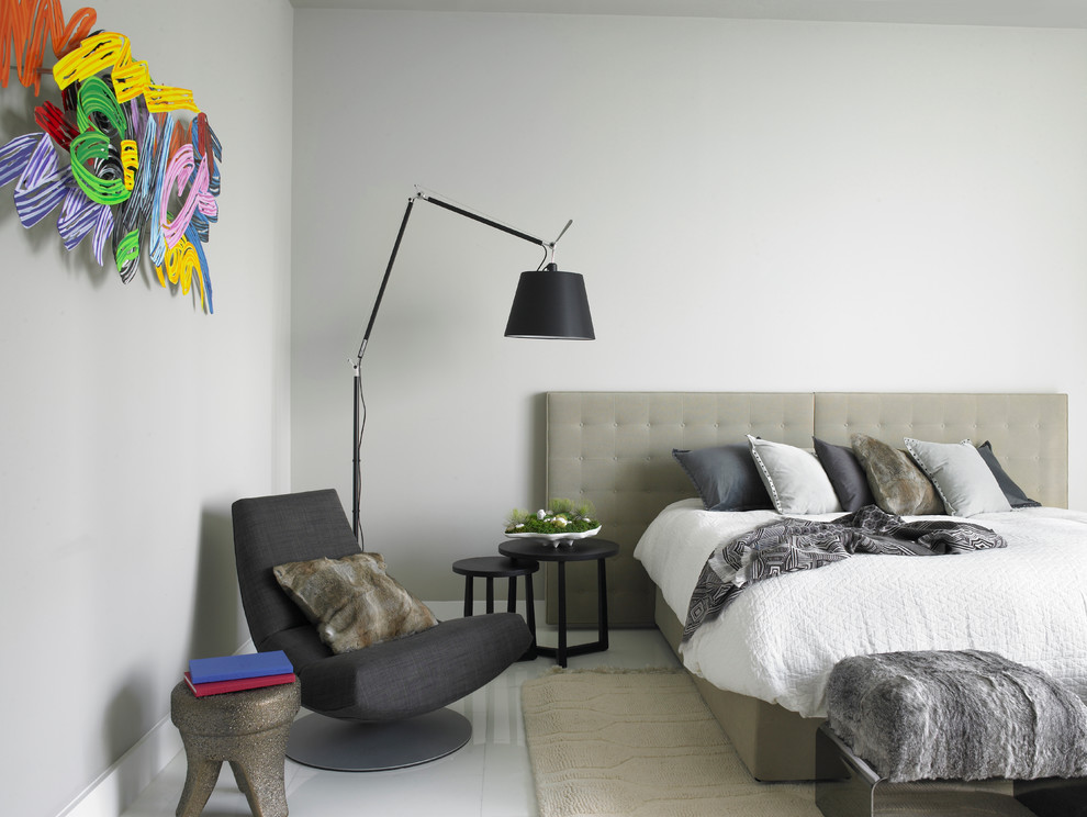 Cette image montre une grande chambre d'amis design avec un mur gris et un sol en linoléum.