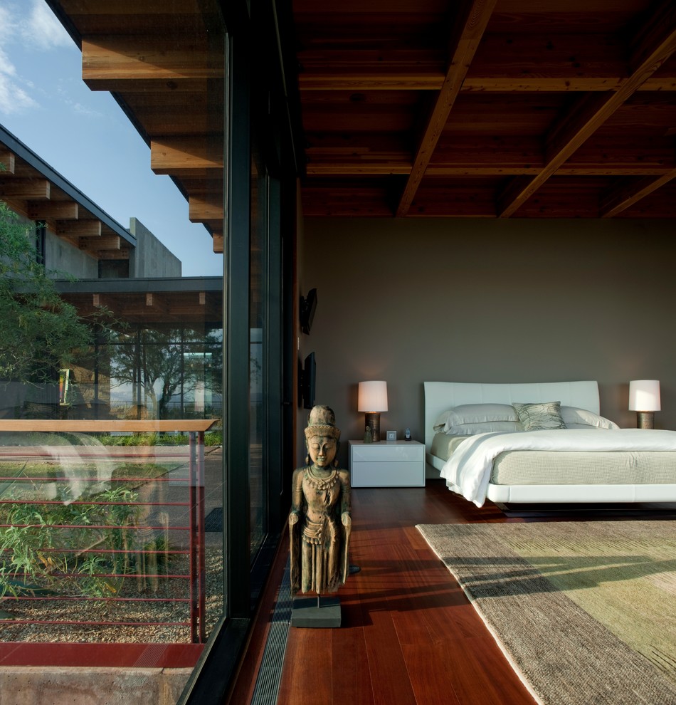Asiatisches Hauptschlafzimmer ohne Kamin mit brauner Wandfarbe, dunklem Holzboden und braunem Boden in Miami