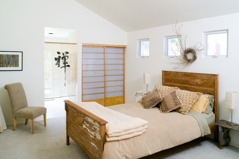 Идея дизайна: хозяйская спальня среднего размера в восточном стиле с белыми стенами и ковровым покрытием без камина