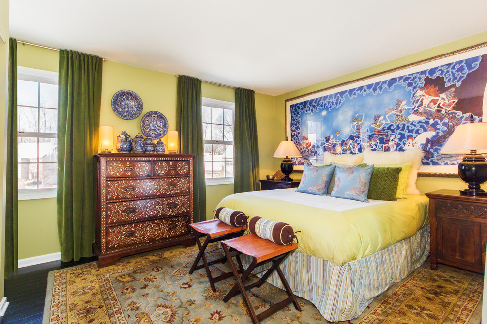 На фото: гостевая спальня среднего размера, (комната для гостей) в восточном стиле с зелеными стенами и темным паркетным полом