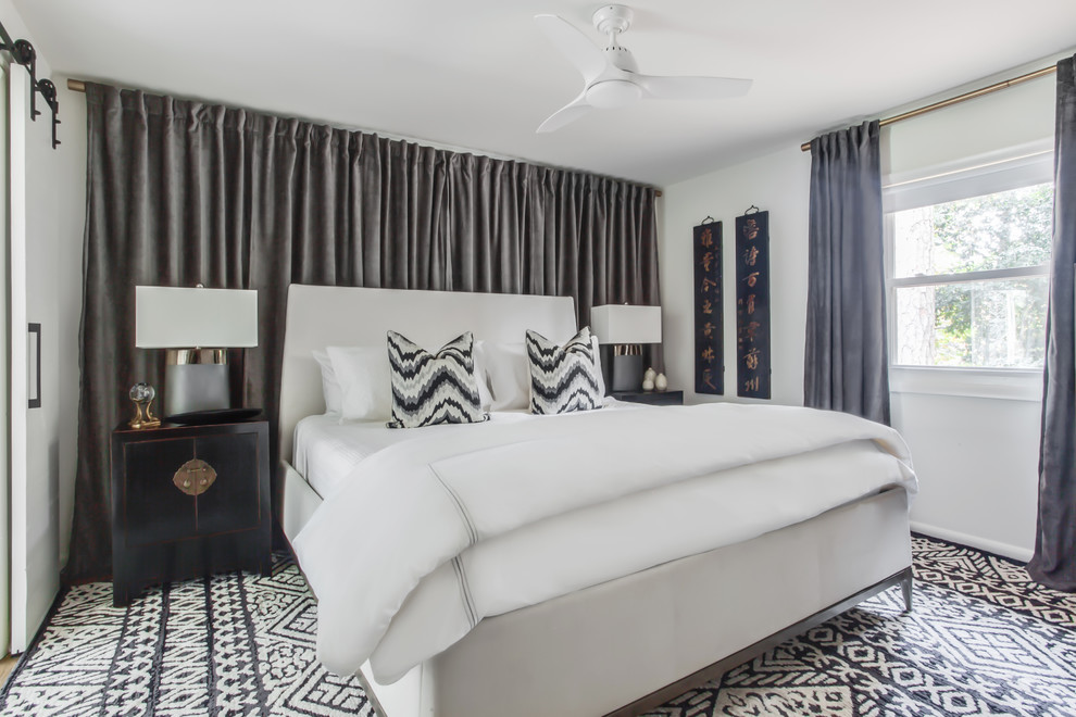 Стильный дизайн: хозяйская спальня в восточном стиле с белыми стенами, ковровым покрытием и серым полом без камина - последний тренд