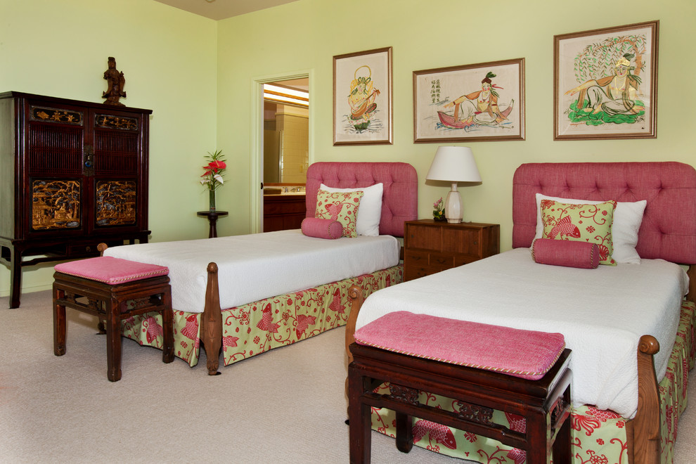 ハワイにあるアジアンスタイルのおしゃれな客用寝室 (緑の壁、カーペット敷き) のインテリア