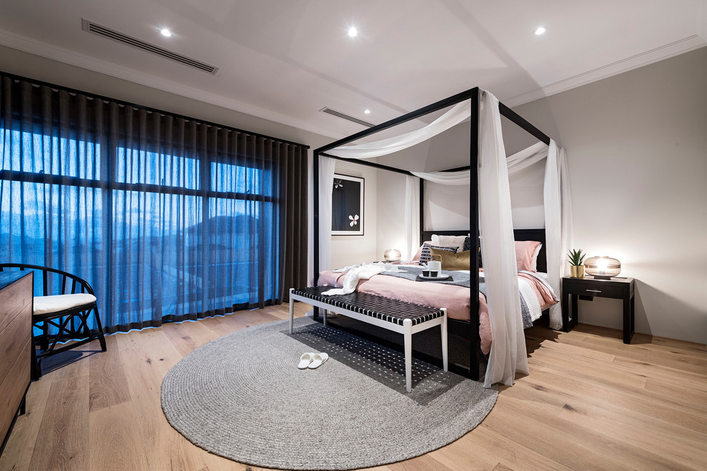 Diseño de dormitorio principal de estilo zen con paredes grises, suelo de madera clara y suelo beige