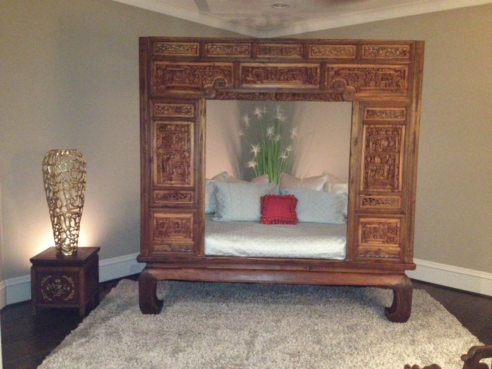 ヒューストンにある小さなアジアンスタイルのおしゃれな客用寝室 (ベージュの壁、濃色無垢フローリング、茶色い床) のレイアウト