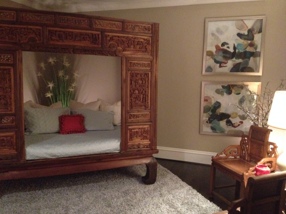 Idée de décoration pour une petite chambre d'amis asiatique avec un mur beige, parquet foncé et un sol marron.