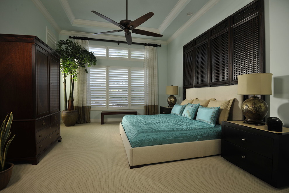 Asiatisches Schlafzimmer mit blauer Wandfarbe in Miami