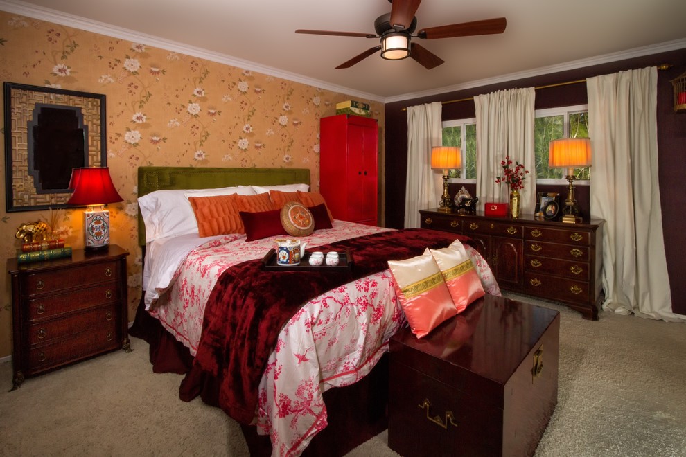 Mittelgroßes Asiatisches Hauptschlafzimmer ohne Kamin mit Teppichboden in Orange County