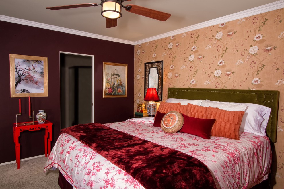 Свежая идея для дизайна: хозяйская спальня среднего размера в восточном стиле с ковровым покрытием без камина - отличное фото интерьера