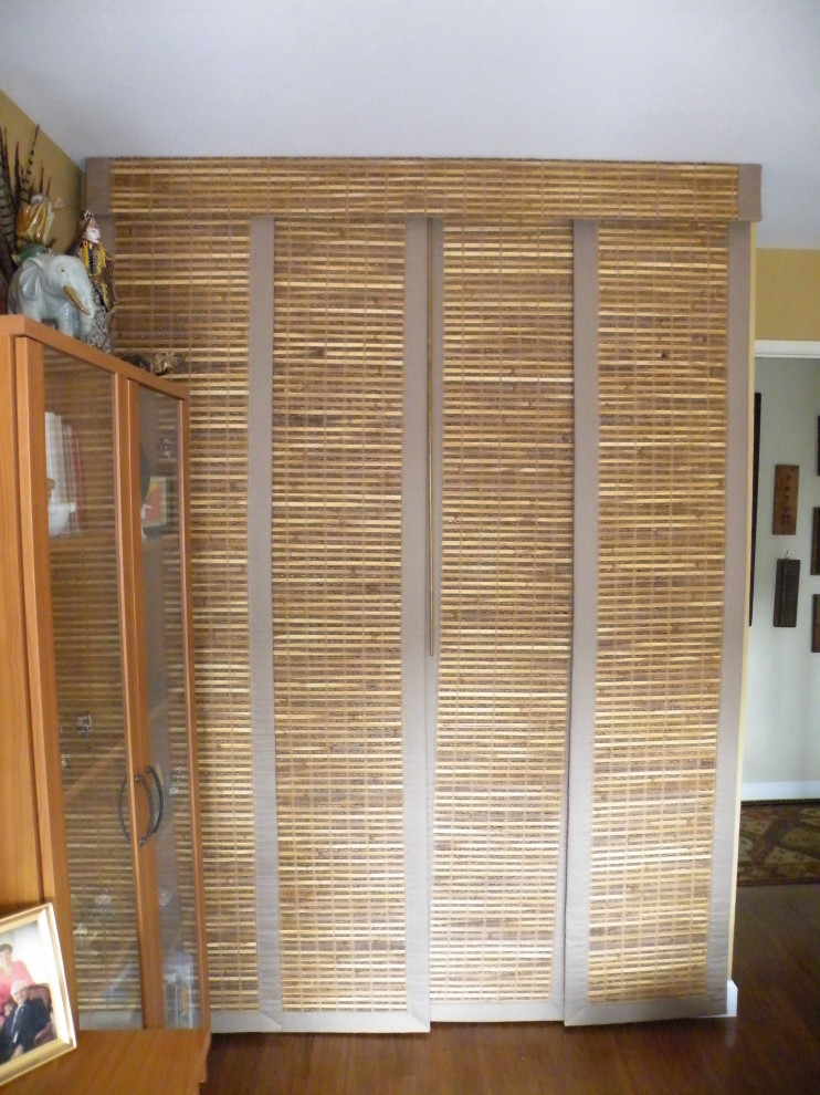 Imagen de habitación de invitados de estilo zen pequeña con paredes amarillas y suelo de bambú