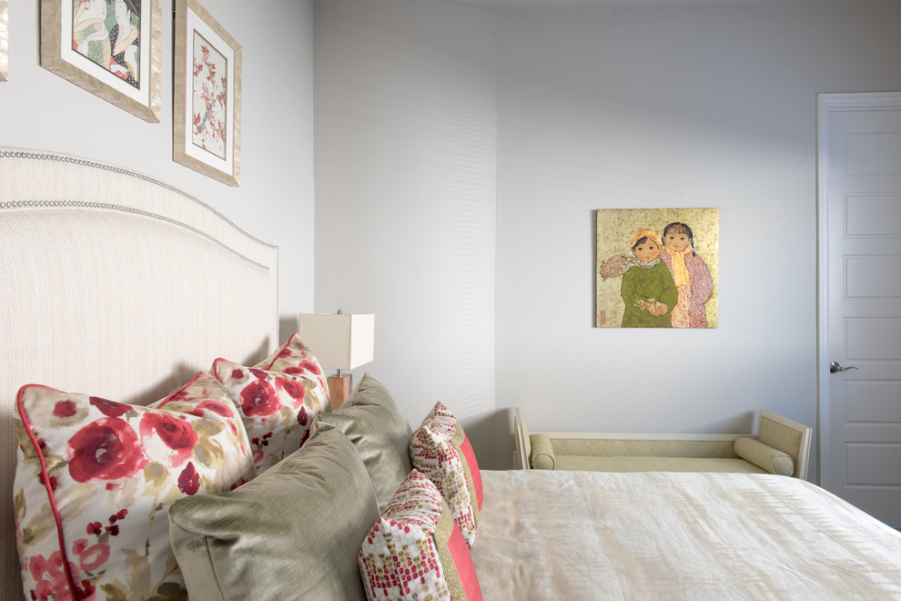 Идея дизайна: гостевая спальня среднего размера, (комната для гостей) в современном стиле с серыми стенами и темным паркетным полом без камина