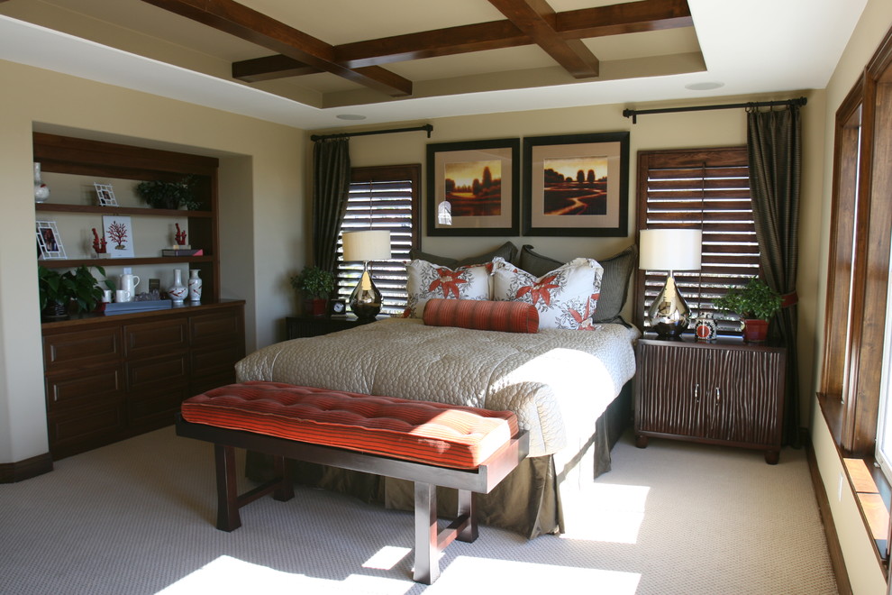 Стильный дизайн: большая хозяйская спальня в современном стиле с бежевыми стенами и ковровым покрытием без камина - последний тренд