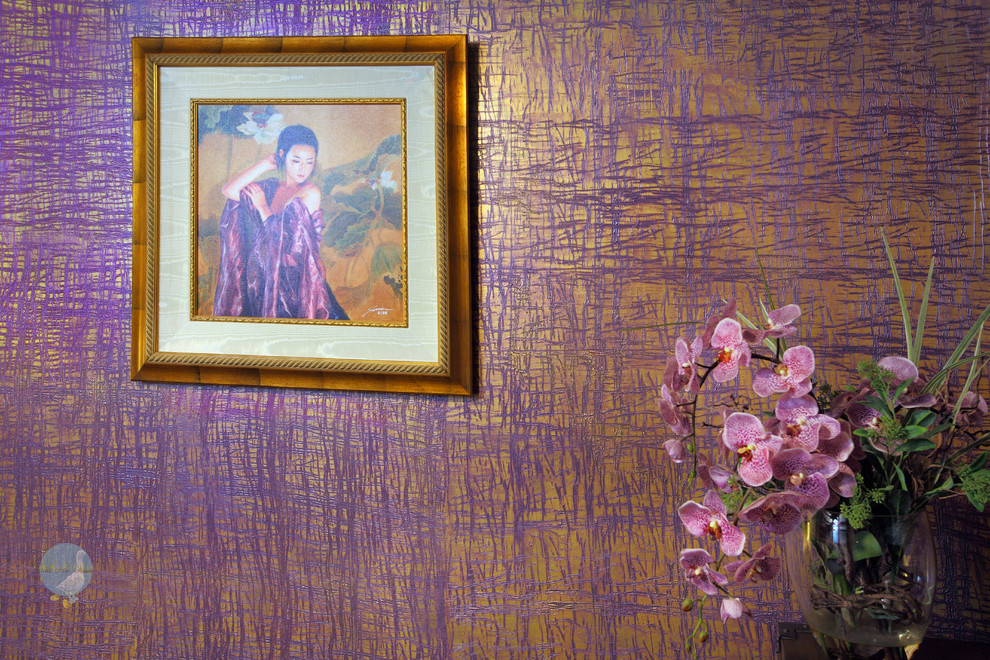 オレンジカウンティにあるアジアンスタイルのおしゃれな寝室 (紫の壁) のインテリア