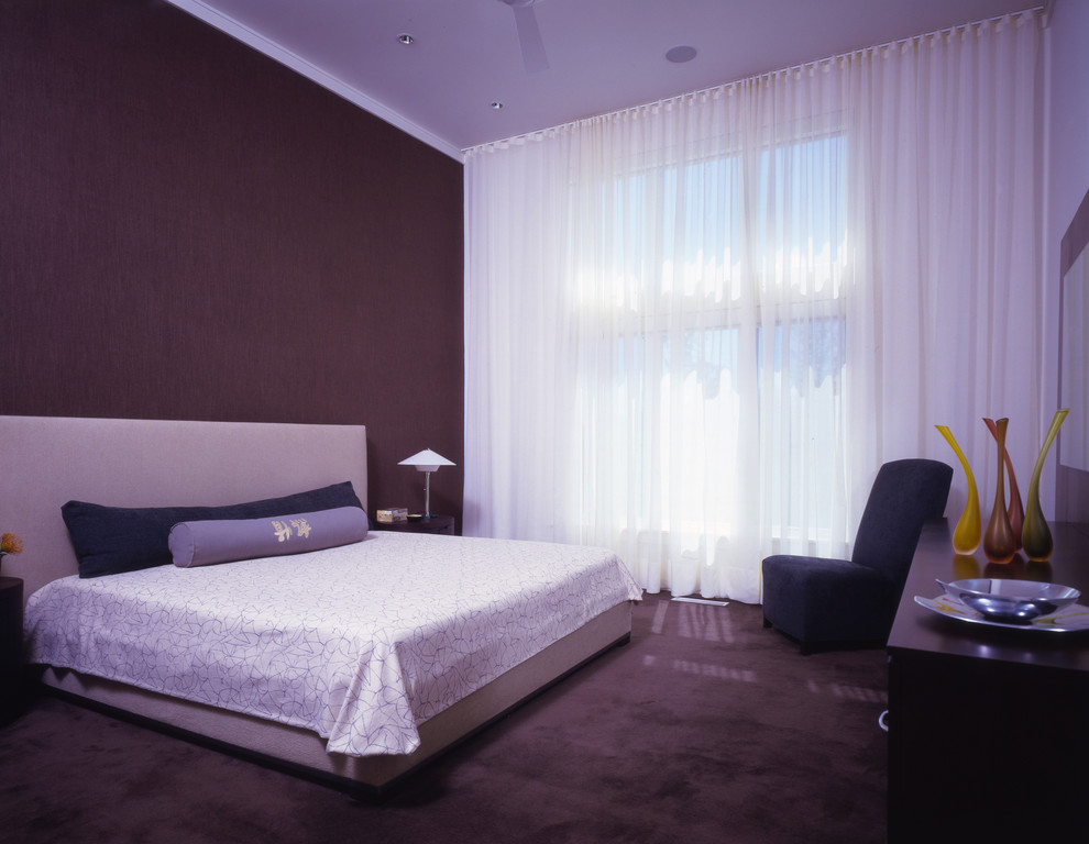 Свежая идея для дизайна: хозяйская спальня среднего размера в восточном стиле с коричневыми стенами и ковровым покрытием без камина - отличное фото интерьера