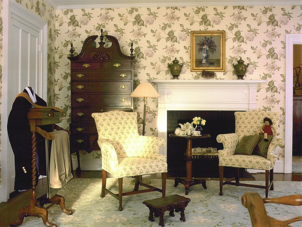 Cette image montre une chambre parentale victorienne de taille moyenne avec un mur multicolore, parquet foncé, une cheminée standard et un manteau de cheminée en brique.