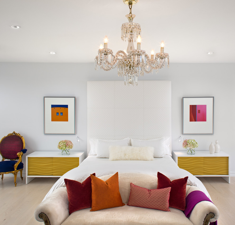 Imagen de dormitorio principal ecléctico grande con paredes blancas y suelo de madera clara