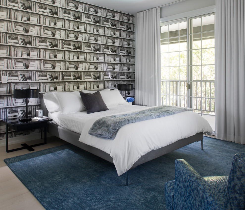 Источник вдохновения для домашнего уюта: большая гостевая спальня (комната для гостей) в современном стиле с белыми стенами и светлым паркетным полом