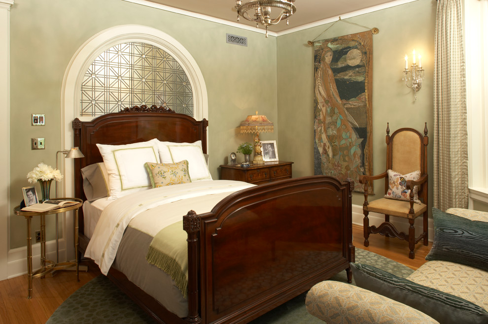 Diseño de dormitorio principal clásico sin chimenea con paredes verdes y suelo de madera en tonos medios