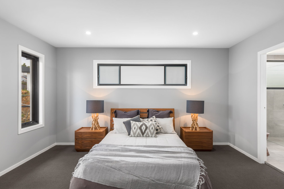 Modelo de dormitorio principal con paredes grises, moqueta y suelo gris