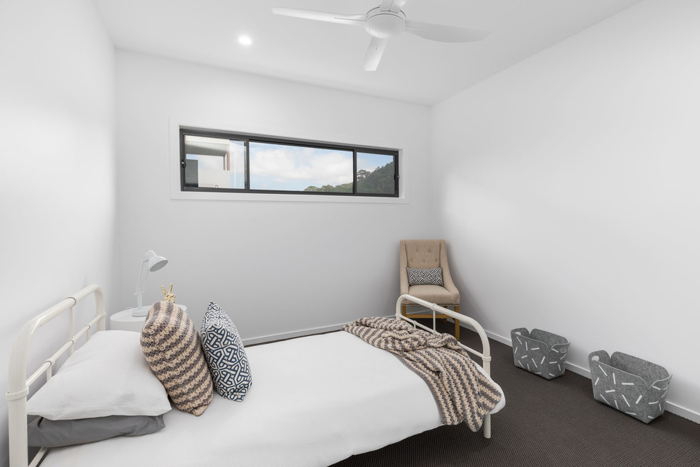 Foto di una camera da letto con pareti bianche, moquette e pavimento nero