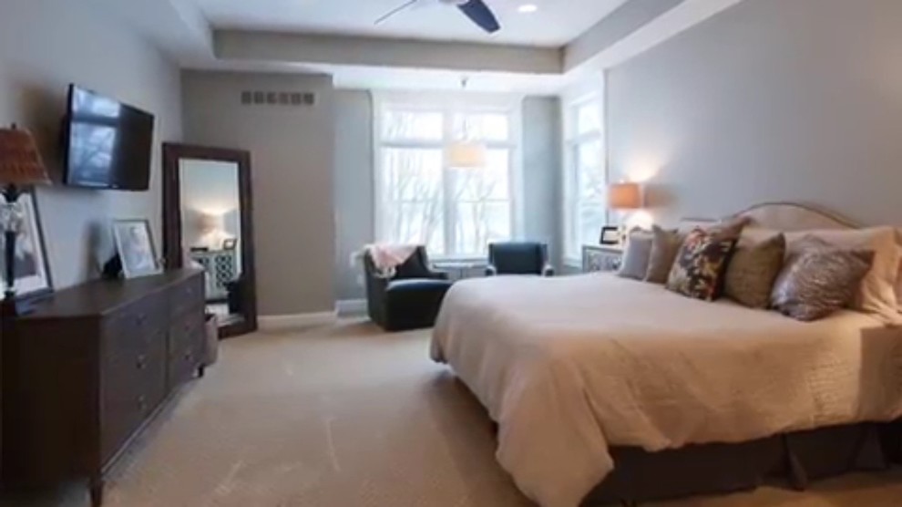 Стильный дизайн: хозяйская спальня среднего размера в стиле неоклассика (современная классика) с серыми стенами, ковровым покрытием и серым полом - последний тренд