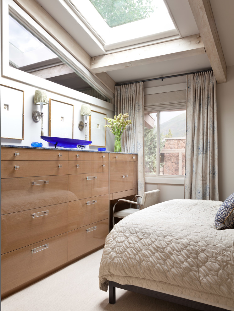 На фото: маленькая гостевая спальня (комната для гостей) в современном стиле с бежевыми стенами и ковровым покрытием без камина для на участке и в саду с