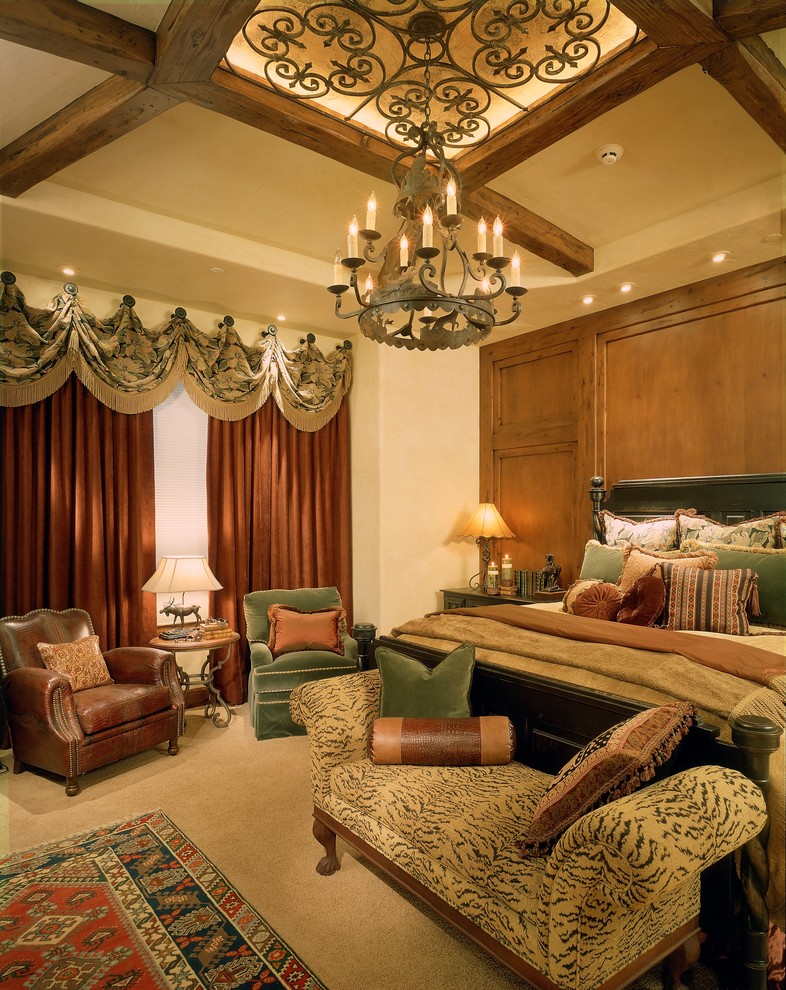 На фото: большая хозяйская спальня в стиле рустика с бежевыми стенами и ковровым покрытием с