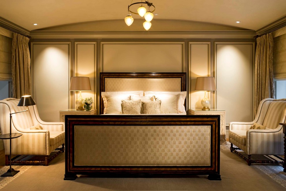 Mittelgroßes Mediterranes Gästezimmer ohne Kamin mit beiger Wandfarbe und braunem Holzboden in Denver