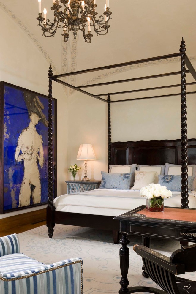 Источник вдохновения для домашнего уюта: хозяйская спальня среднего размера в средиземноморском стиле с белыми стенами и паркетным полом среднего тона без камина
