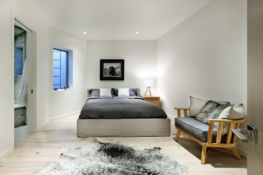 Стильный дизайн: гостевая спальня среднего размера, (комната для гостей) в современном стиле с белыми стенами, светлым паркетным полом и бежевым полом без камина - последний тренд