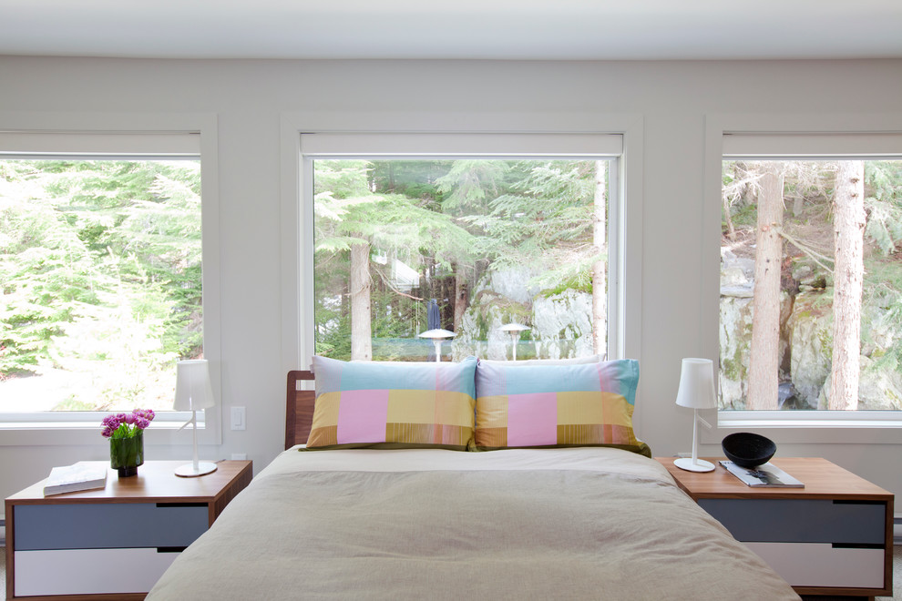 Großes Modernes Hauptschlafzimmer ohne Kamin mit weißer Wandfarbe und Teppichboden in Vancouver
