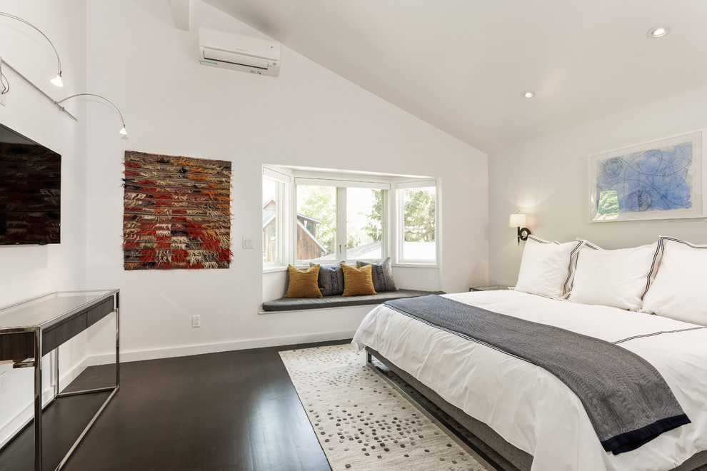 デンバーにある中くらいなコンテンポラリースタイルのおしゃれな主寝室 (白い壁、濃色無垢フローリング、暖炉なし、茶色い床) のインテリア