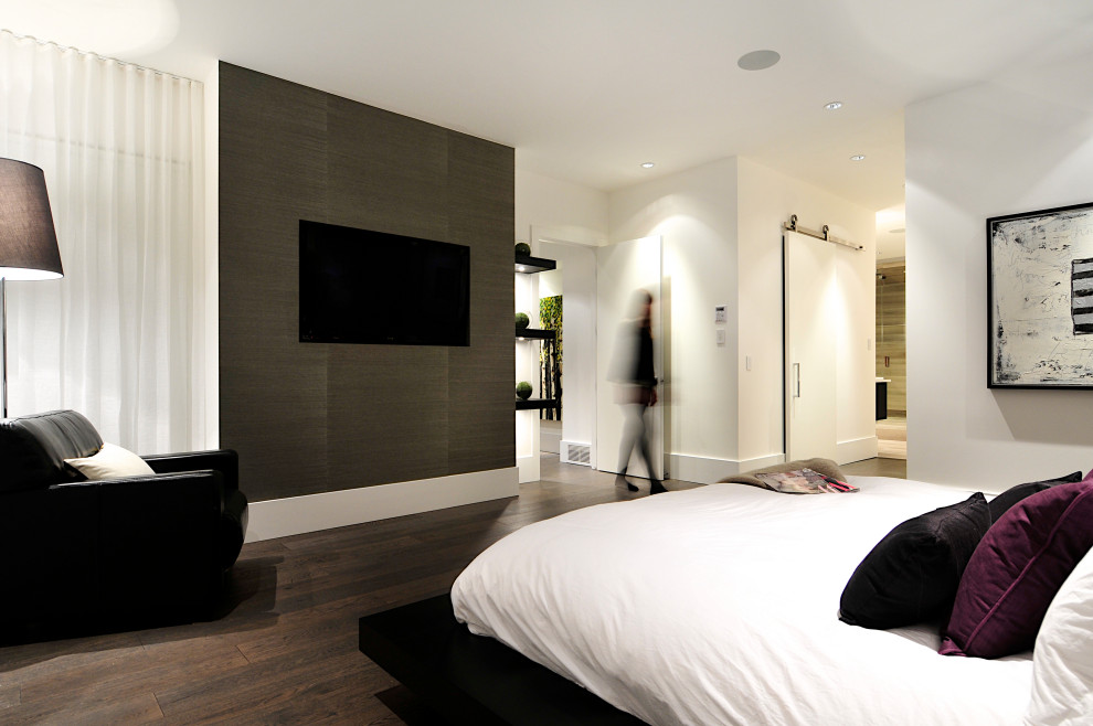 Imagen de dormitorio principal contemporáneo grande con paredes grises, suelo de madera oscura, suelo marrón y papel pintado