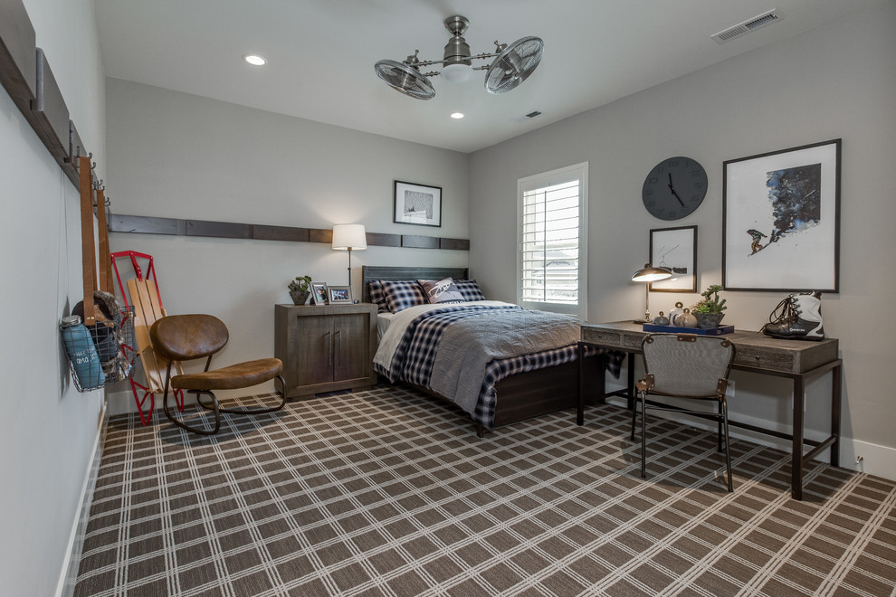 Modelo de habitación de invitados tradicional de tamaño medio sin chimenea con paredes grises, moqueta y suelo marrón
