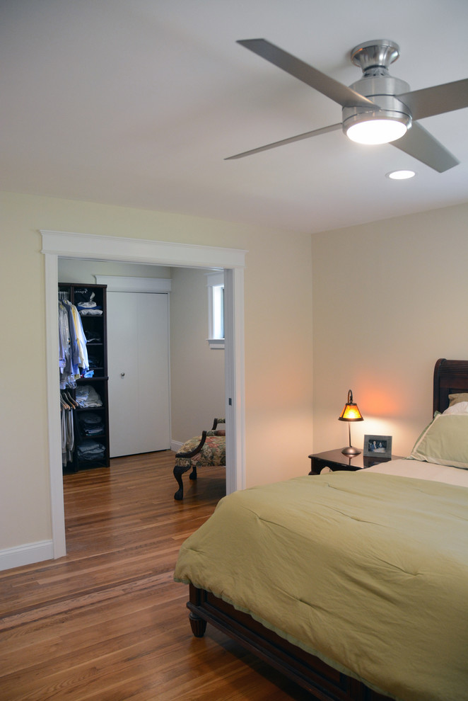 Diseño de dormitorio principal clásico renovado de tamaño medio sin chimenea con paredes beige y suelo de madera en tonos medios