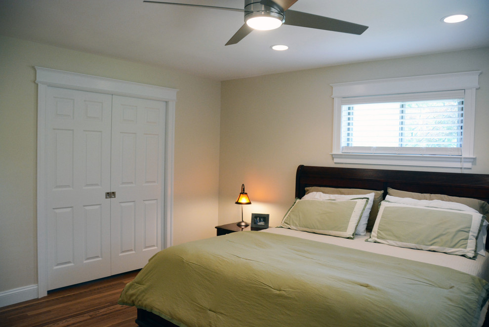 Modelo de dormitorio principal tradicional renovado de tamaño medio sin chimenea con paredes beige y suelo de madera en tonos medios