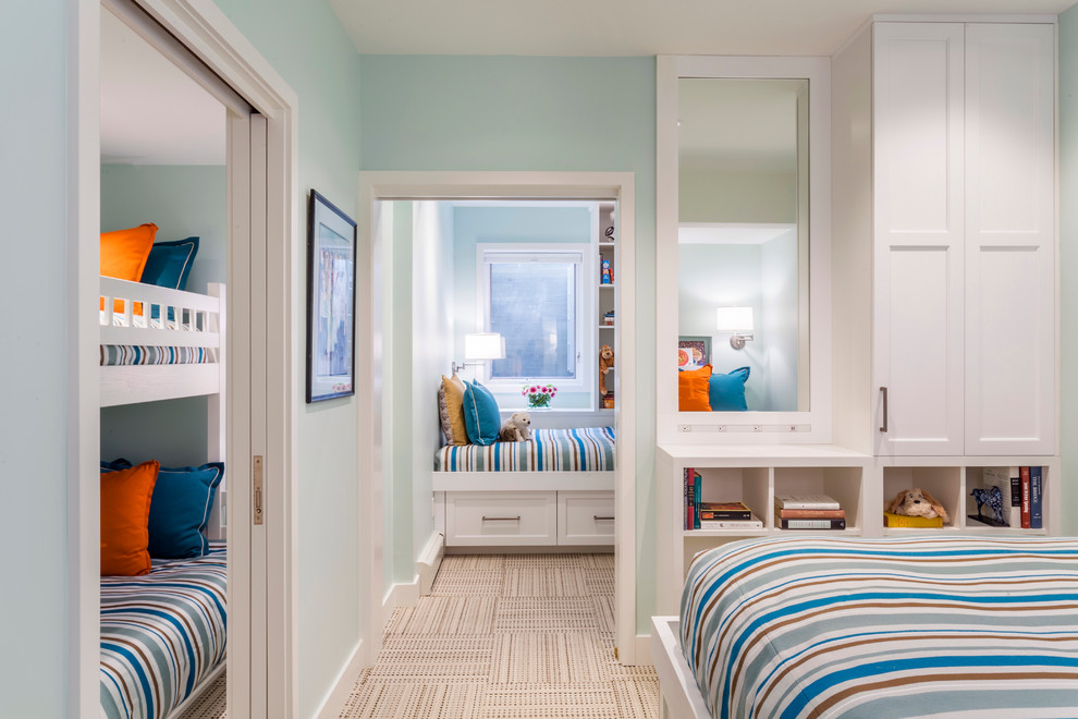 デンバーにある広いトラディショナルスタイルのおしゃれな寝室 (青い壁、カーペット敷き、暖炉なし) のレイアウト