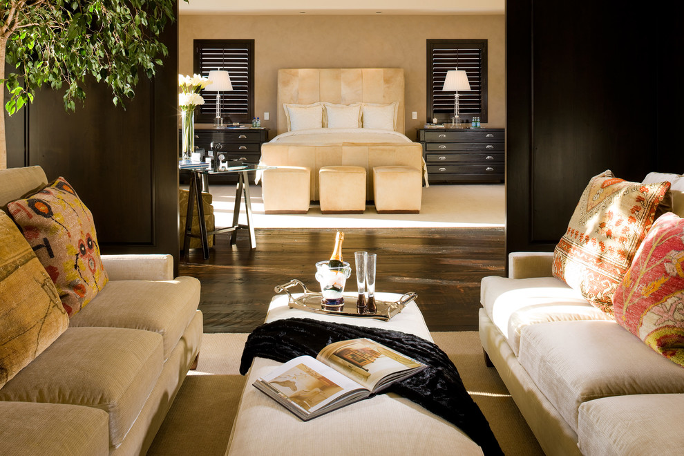 Modelo de dormitorio principal moderno extra grande sin chimenea con paredes blancas, moqueta y suelo marrón