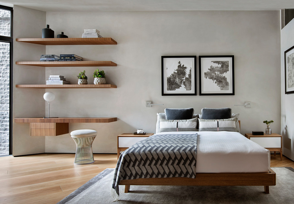 Modernes Schlafzimmer mit grauer Wandfarbe, braunem Holzboden und braunem Boden in Denver
