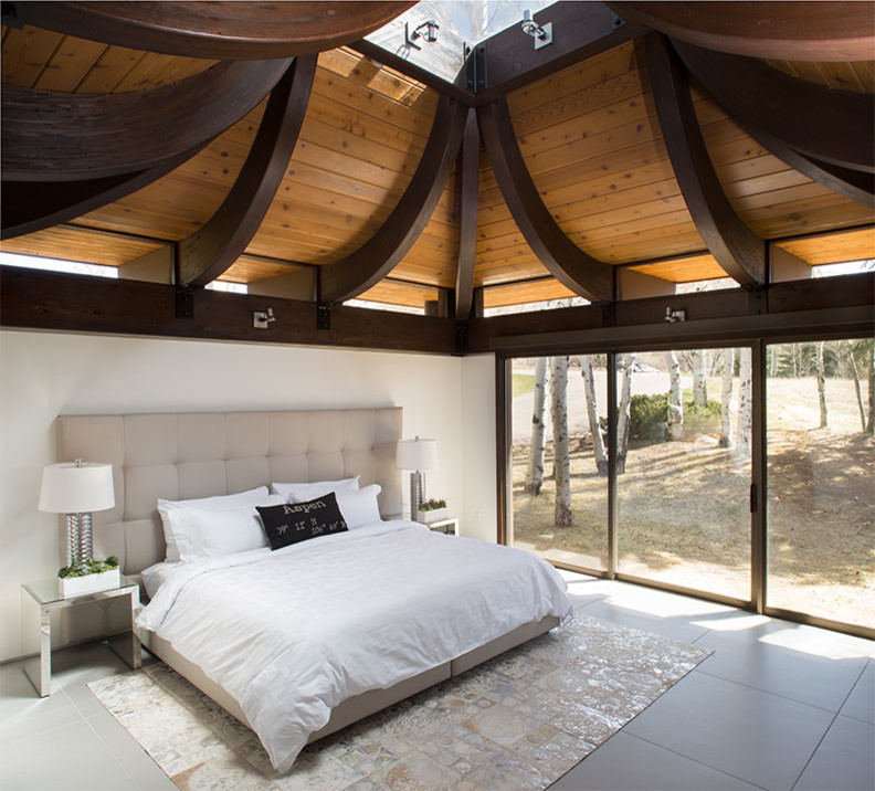 На фото: большая хозяйская спальня в стиле модернизм с белыми стенами и бетонным полом