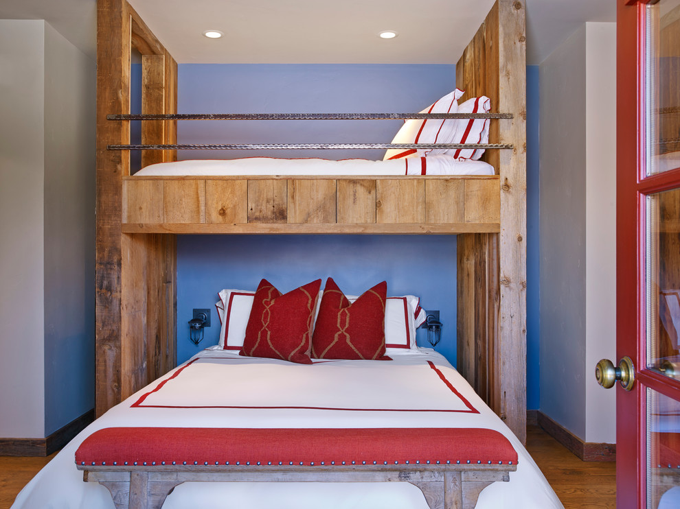 Идея дизайна: спальня в стиле рустика с синими стенами