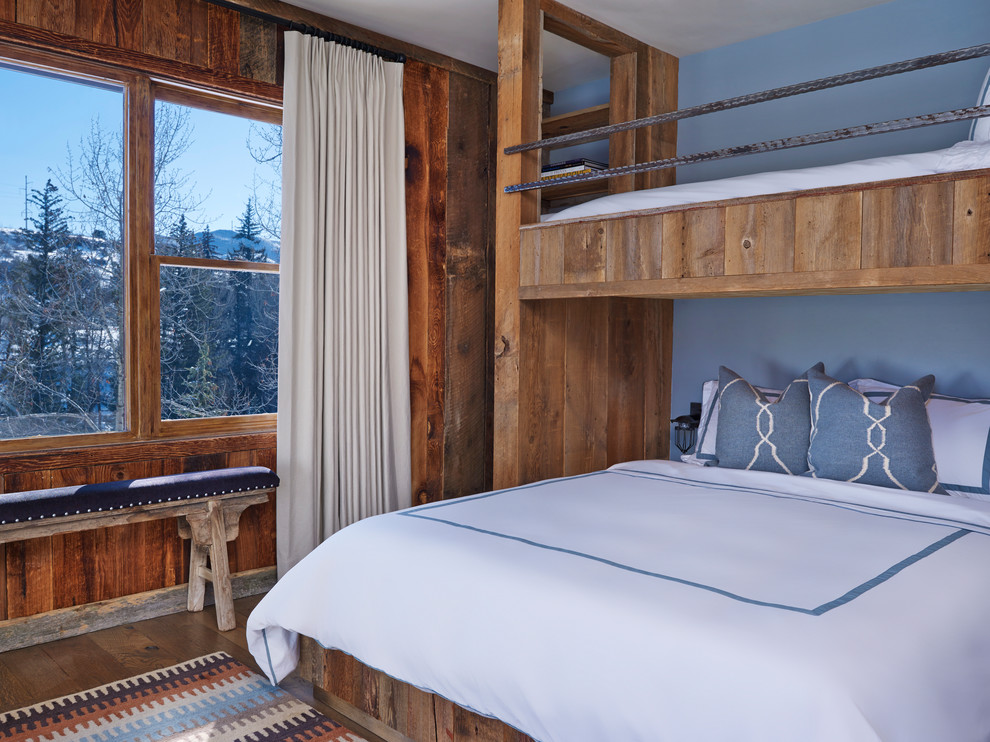 На фото: гостевая спальня (комната для гостей) в стиле рустика с синими стенами и паркетным полом среднего тона с
