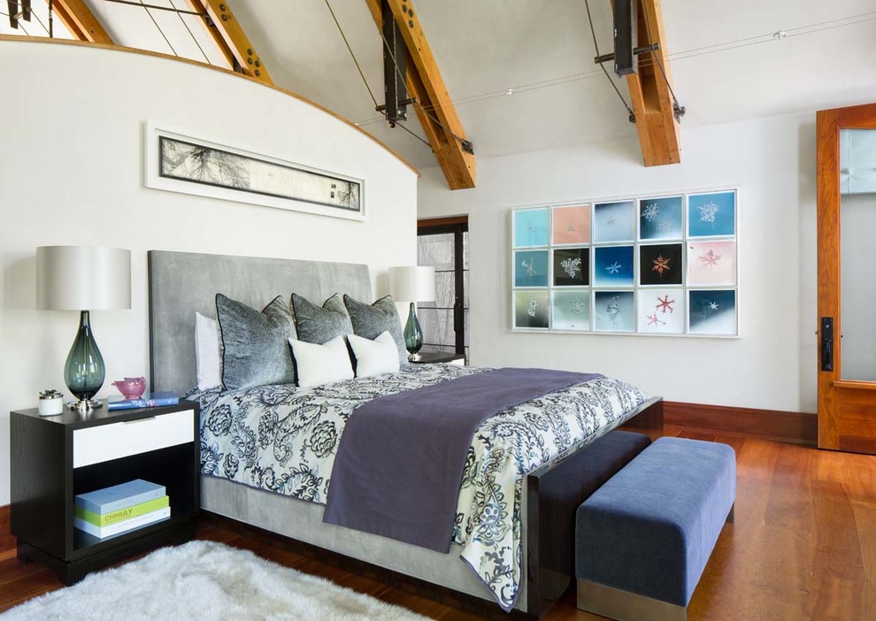 Imagen de dormitorio rural con paredes blancas y suelo de madera en tonos medios