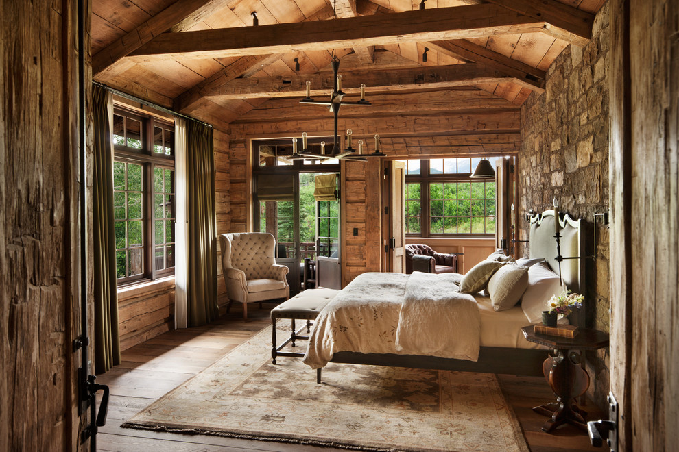 Ispirazione per una camera degli ospiti stile rurale di medie dimensioni con pareti marroni e pavimento in legno massello medio