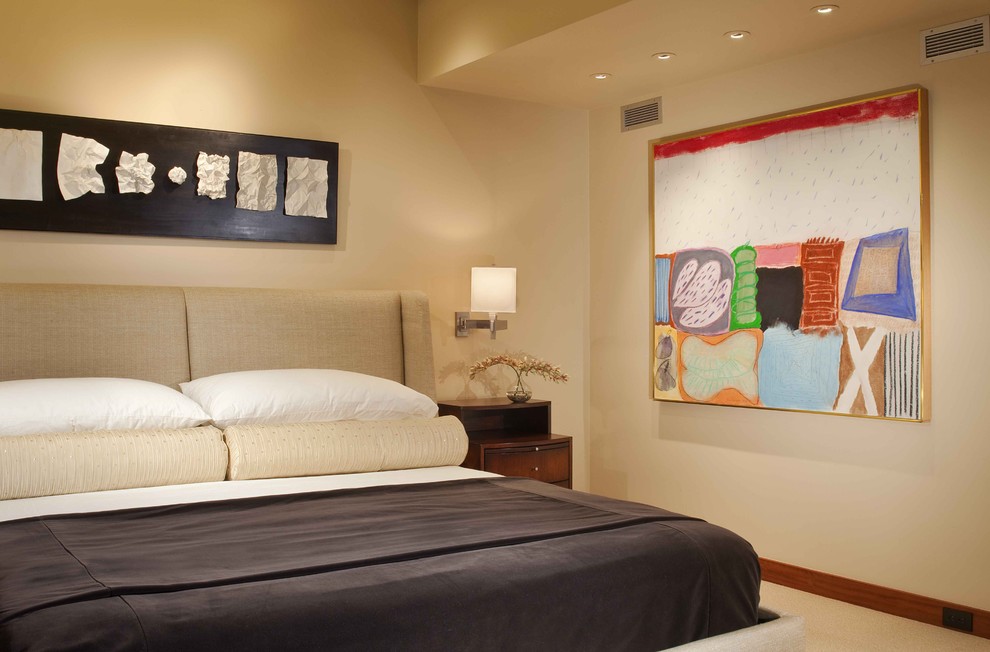 Diseño de dormitorio contemporáneo con paredes beige y moqueta